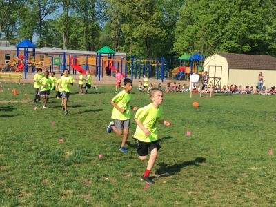 photo of students in thee mile race